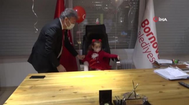 Depremin sembollerinden Ayda, makam koltuğunda