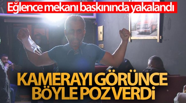 Eğlence mekanı baskınında yakalandı, kamerayı görünce böyle poz verdi
