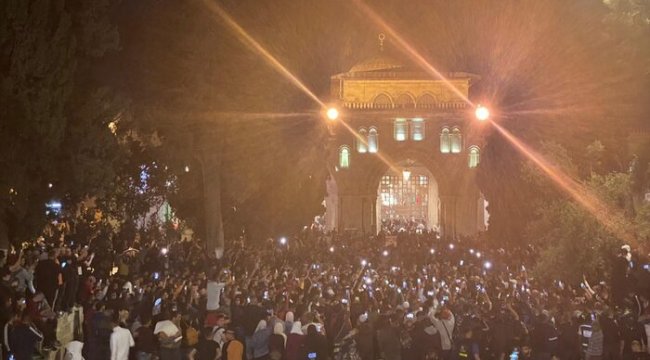 Mescid-i Aksa&#039;da binlerce Filistinli, teravih namazının ardından İsrail&#039;i protesto etti