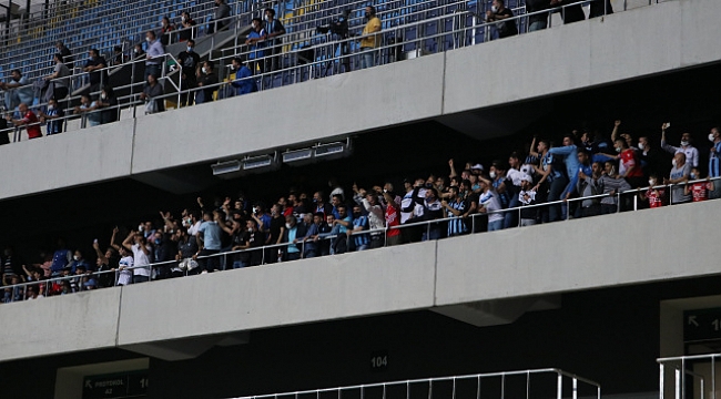 Sokağa çıkma yasağına rağmen binlerce taraftar tribüne geldi!.