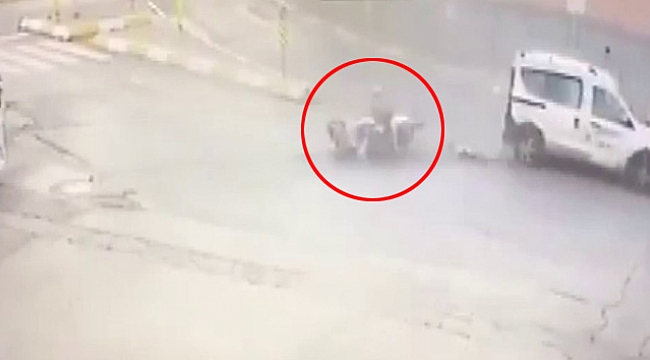 Sultanbeyli'de süratli otomobil ile motosikletin çarpıştığı kaza kamerada