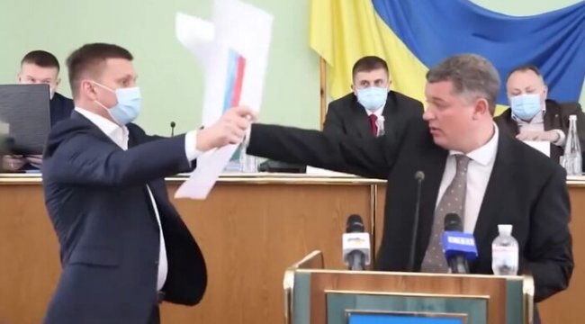 Ukrayna’da Rus bayrağı krizi