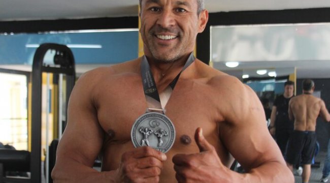 Yok böyle değişim! &#039;Dombili&#039; diye dalga geçenlere inat vücut geliştirme şampiyonu oldu