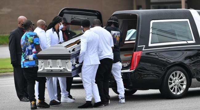 ABD'de polis tarafından öldürülen siyahi Andrew Brown için cenaze töreni yapıldı