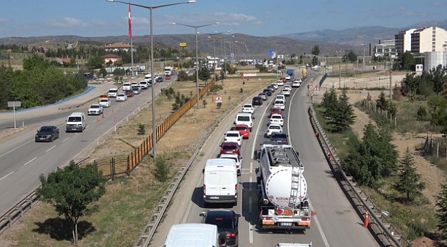 Hafta sonu kısıtlamasının ardından 43 ilin geçiş noktasında trafik yoğunluğu