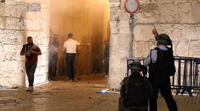İsrail polisi Doğu Kudüs&#039;ün Şam Kapısı&#039;nda Filistinlilere müdahale etti