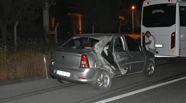 İzmir'de servis aracı ile otomobil çarpıştı: 4 yaralı