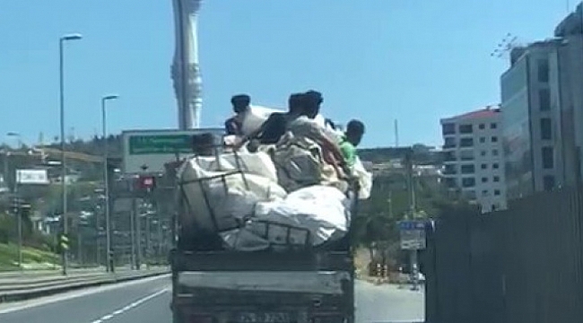 Kadıköy'de kamyonet kasasındaki tehlikeli yolculuk kamerada