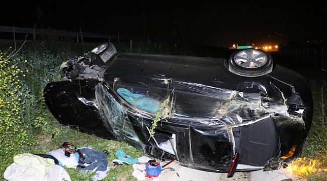 Lüks otomobil otoyolda önüne çıkan domuza çarparak şarampole uçtu: 6 yaralı