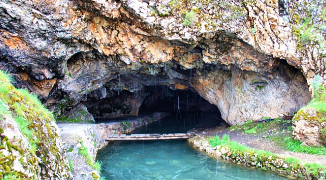 'Mağara Gözü' doğal güzelliğiyle ilgi çekiyor