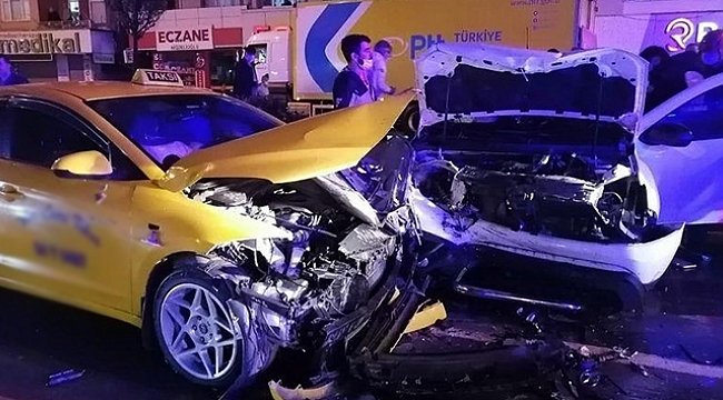 Şehir merkezinde 4 araçlı zincirleme kaza: 2 yaralı