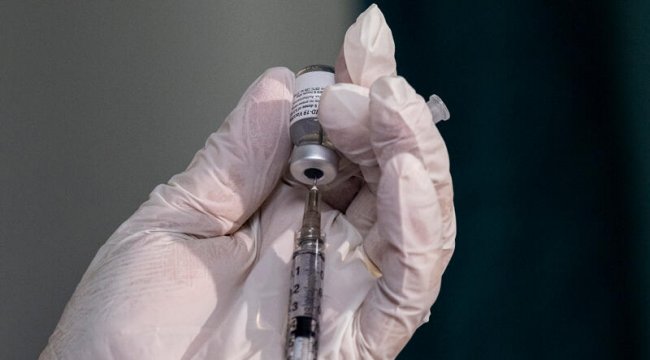 Almanya’da 9 yaşındaki bir çocuğa yönetmeliğe aykırı olarak COVID-19 aşısı uygulandı