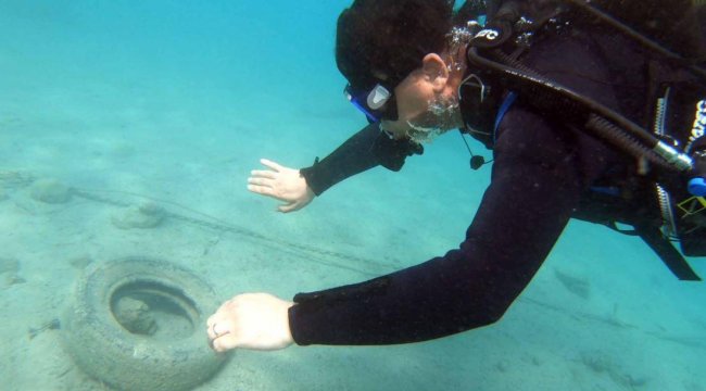 Deniz kirliliğine dikkat çekmek için dalış gerçekleştirdi
