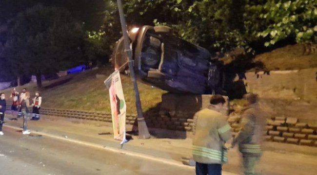 Eyüpsultan&#039;da ilginç kaza! Aydınlatma direği ile beton bariyer arasında asılı kaldı