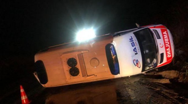 Hasta taşıyan ambulans devrildi: 3&#039;ü sağlık görevlisi 4 yaralı