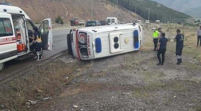 Hasta taşıyan ambulans kaza yaptı; 4 yaralı