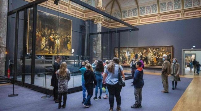 Hollanda&#039;da gece yarısından itibaren tiyatrolar açıldı, bütün biletler tükendi