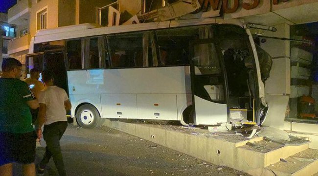 İzmir'de servis midibüsü mobilya mağazasına girdi: 12 yaralı