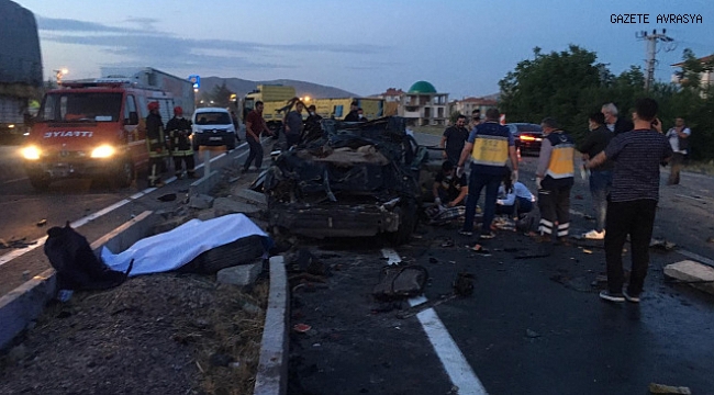 Konya'da feci kaza: Otomobil ile kamyon çarpıştı: 2 ölü, 1 yaralı