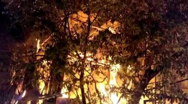 Mudurnu&#039;da iki katlı ahşap ev alev alev yandı