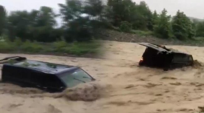 Son dakika... Samsun&#039;da sağanak sele dönüştü... Aracı dakikalarca sürükledi: Korku dolu anlar