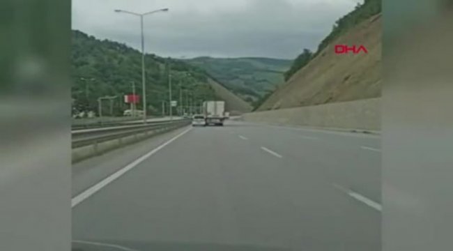 Trafikte yol verme inatlaşması kazayla bitti; o anlar kamerada