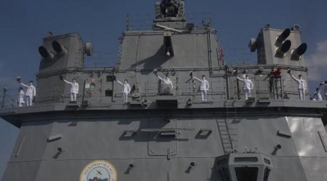 Deniz Harp Okulu öğrencileri Çanakkale Şehitlerini selamladı