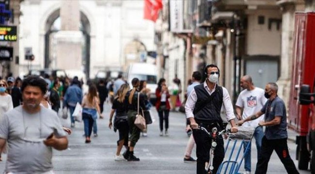 İtalya'da son 24 saatte 882 Kovid-19 vakası kaydedildi