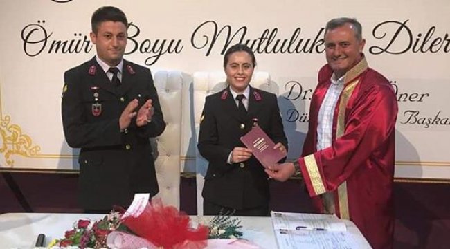 Jandarma astsubay çift, üniformalarıyla nikah masasında