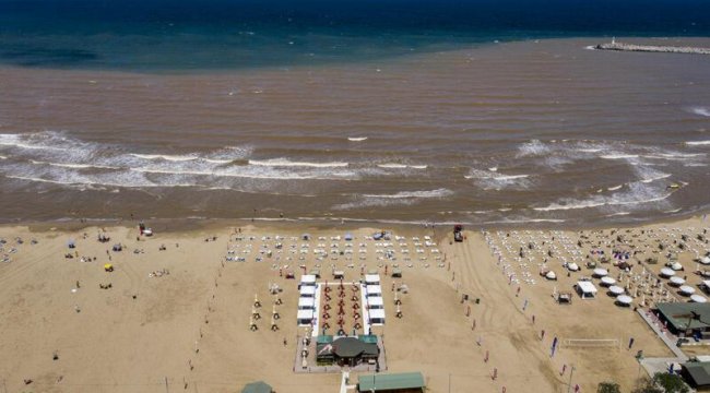 Sağanağın ardından İstanbul'da denizin rengi değişti