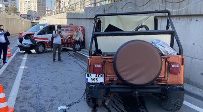 Sivas'ta hayvan ambulansı ile cip çarpıştı: 4 yaralı