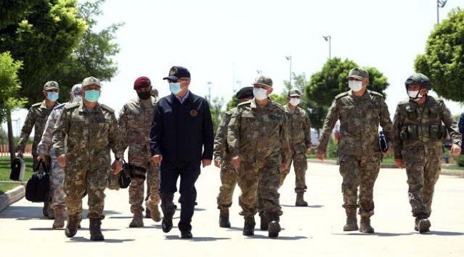 SON DAKİKA: Bakan Akar ve komutanlar sınır hattında!