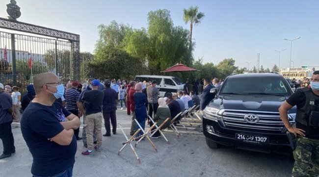 Tunus&#039;ta başbakan görevden alındı! Türkiye&#039;den art arda tepkiler