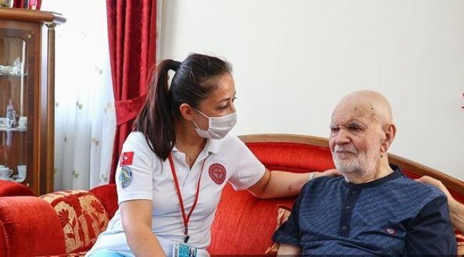 102&#039;nci yaş gününde üçüncü doz aşısını oldu