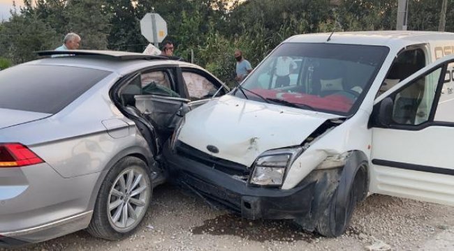 17 yaşındaki gencin kullandığı araçla hafif ticari araç çarpıştı: 4 yaralı