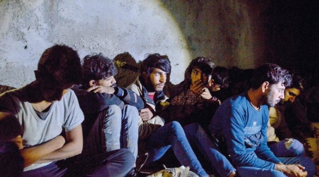 Afgan göçmenlerin ‘Bekleme evleri’ne baskın