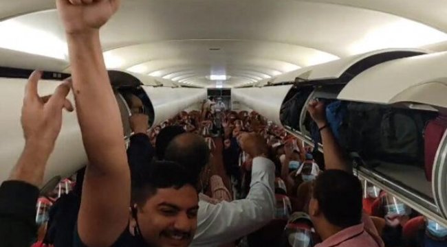 Afganistan&#039;dan tahliye edilen Hintlilerin eve yolculuğu: Kendilerinden geçtiler!