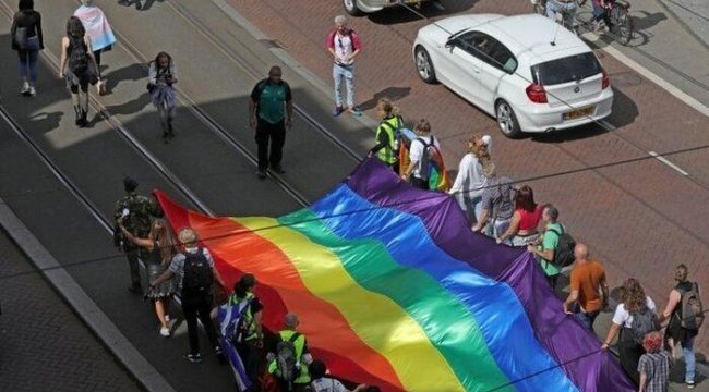 Amsterdam’da bazı taksiler LGBTİ+ Onur Yürüyüşü’ne katılanları araçlarına almadı, Uber soruşturma başlattı