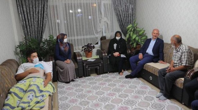 Bakan Soylu, Ankara’da bıçaklı kavgada öldürülen Emirhan Yalçın’ın ailesini ziyaret etti