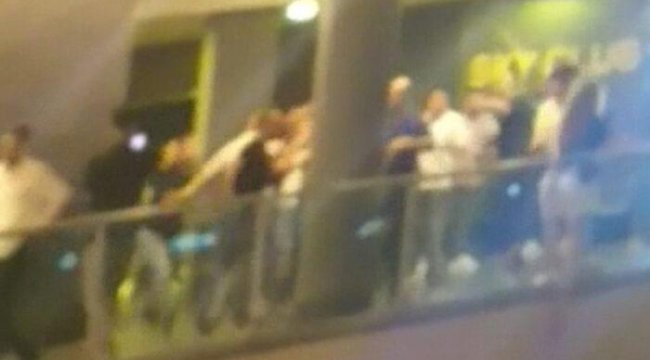 Eğlence mekanında ortalık savaş alanına döndü! Tekme tokat kavga ettiler