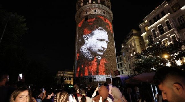 Galata Kulesi&#039;nde 30 Ağustos Zafer Bayramı&#039;na özel görsel şölen