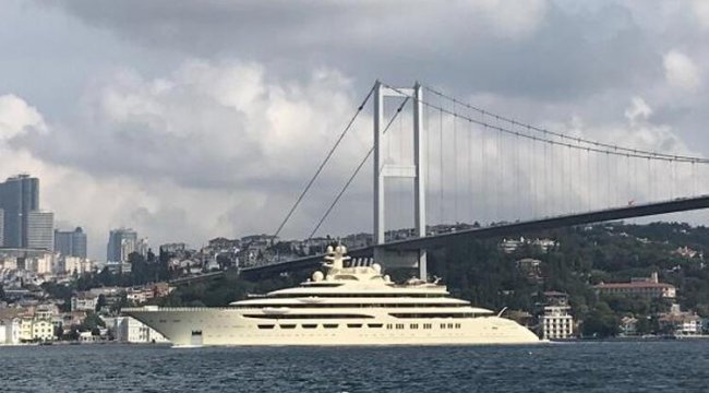 'Güzel kız' İstanbul Boğazı'ndan geçti
