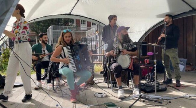 İngiltere’de Kurallar Kalktı Festivaller Başladı