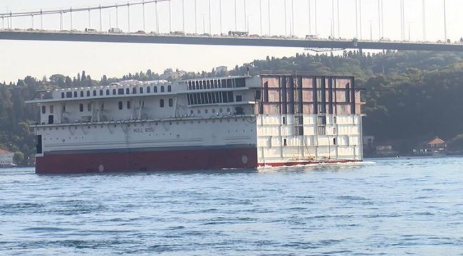 İstanbul Boğazı'nda dikkat çeken görüntü
