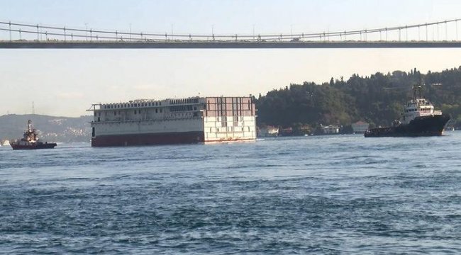 İstanbul Boğazı&#039;nda hareketli dakikalar! Kıyı Emniyeti Kurtarma römorkörü ile çekildi