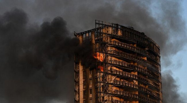 İtalya'da 15 katlı binada yangın