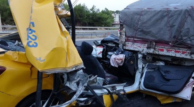 İzmir&#039;de feci kaza! Aracı görenler gözlerine inanamadı: 1 ölü, 2 yaralı