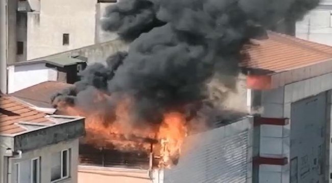 İzmit&#039;te 4 katlı mağazanın çatısında yangın