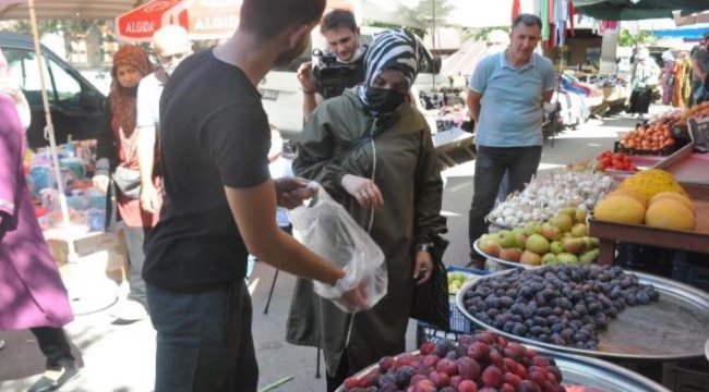 Konservatuvar öğrencisinden, pazar tezgahında keman resitali