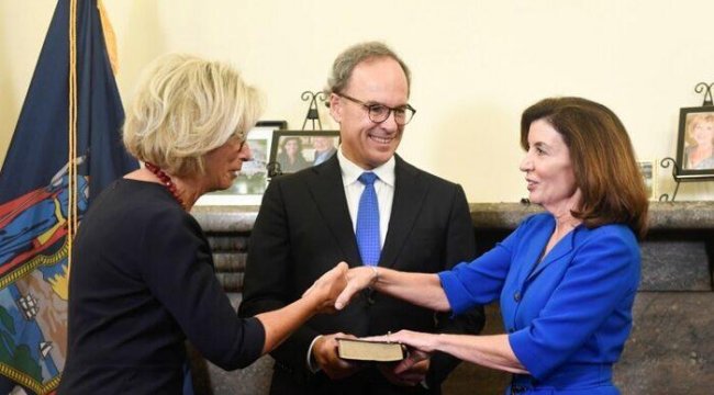 New York’un İlk Kadın Valisi Kathy Hochul Göreve Başladı